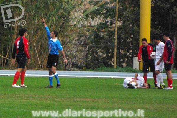 Il direttore di gara Locci fischia un fallo a favore del Decimo 07
